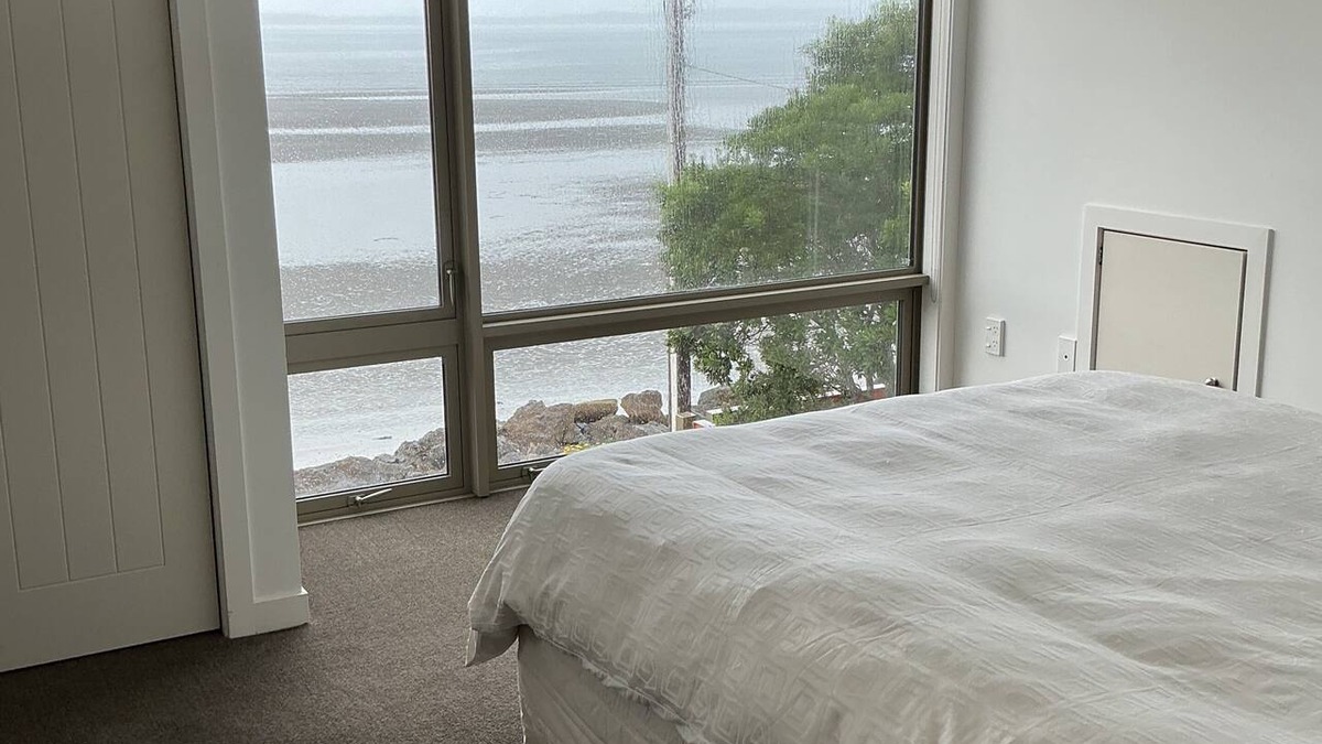 Waiwera Apartment | Absolute beachfront in Waiwera