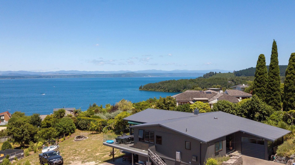 Taupo House | Acacia Bay Bach - Views, Spa & Serenity - Taupo