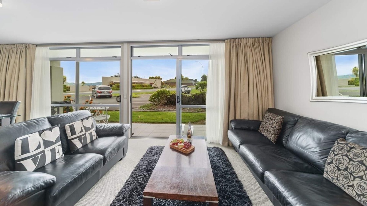 Two Mile Bay Apartment | Affordable One Bedroom Apartment by the Lake