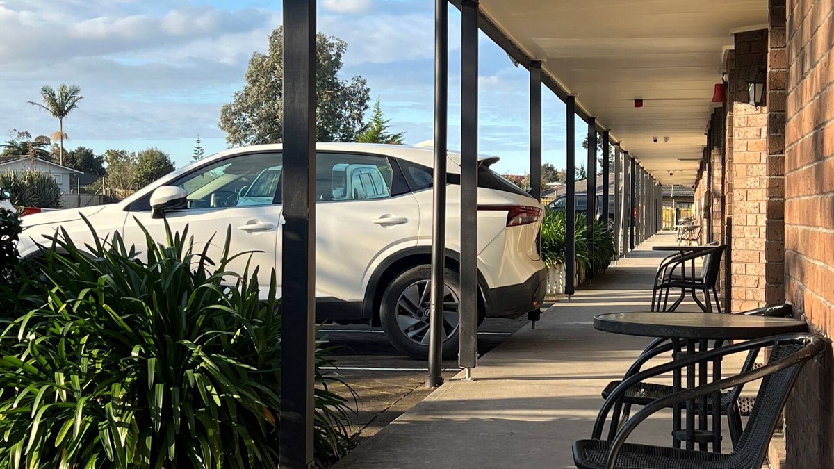 Mangere Hotel | Airport Manor Inn