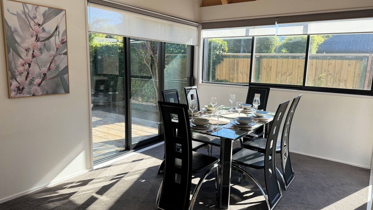 Burnside House | Airport Retreat: 4BR 8 Guestsn