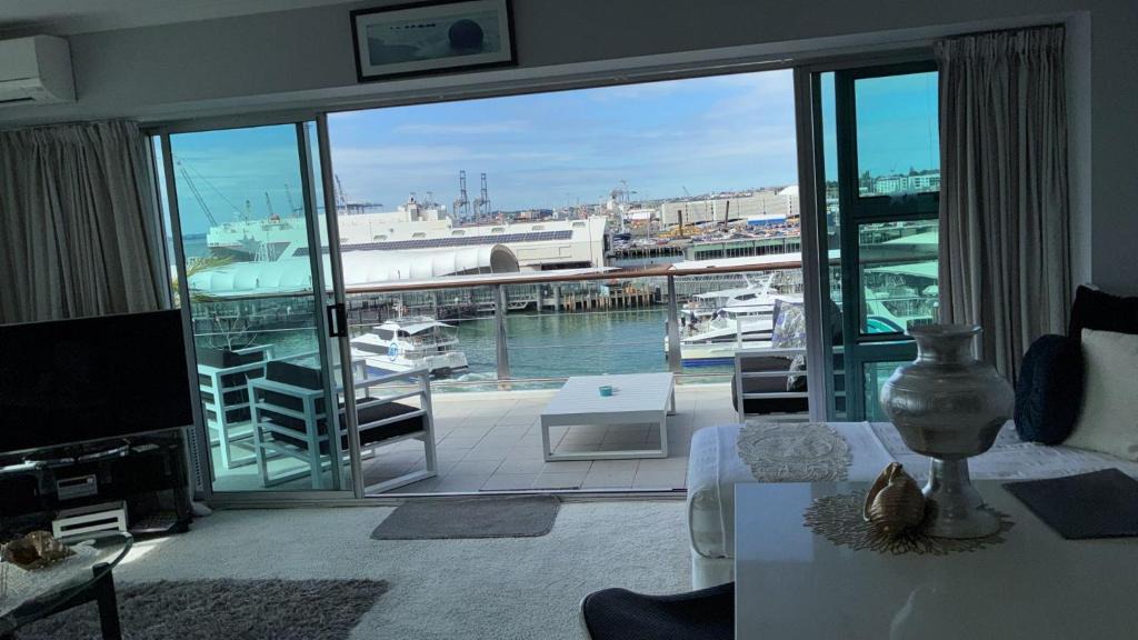 Auckland Central Business District Apartment | AKWaterview, top level, Deluxe Pearl room