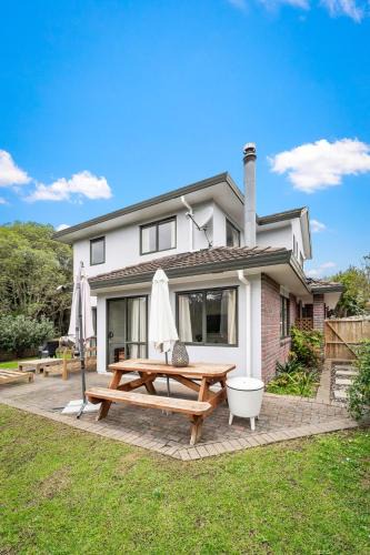 Albany House | Albany Haven, Peaceful Home with Free Parking
