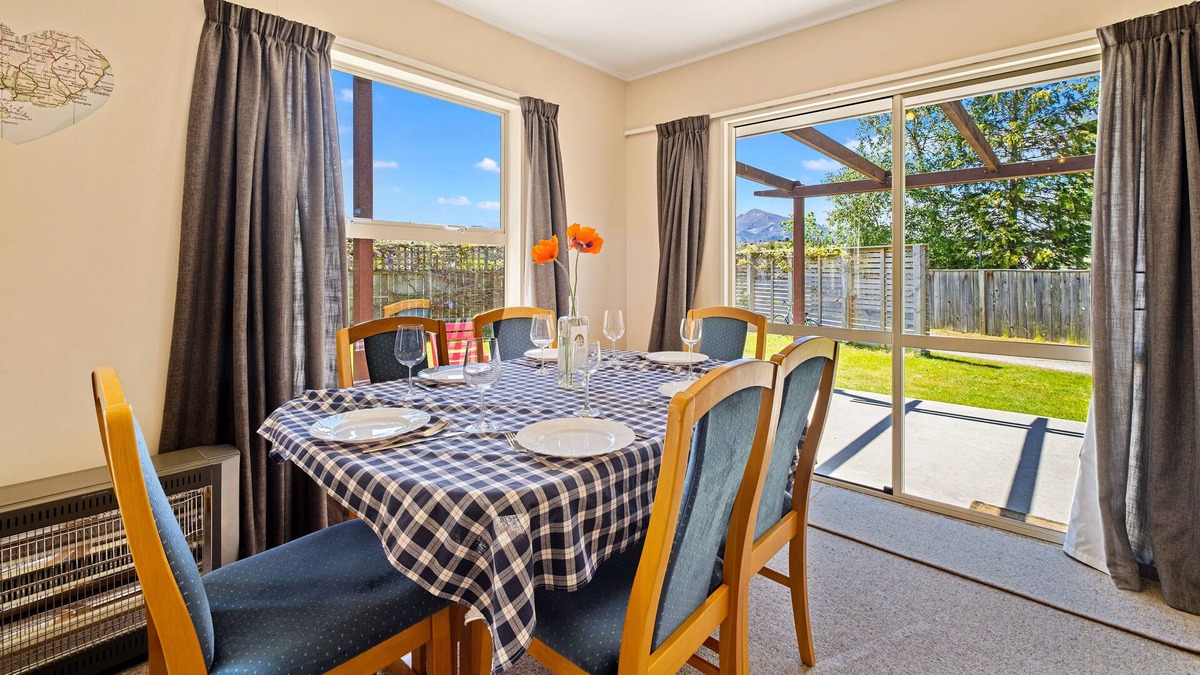 Albert Town Cottage | ALBERT TOWN RELAX - ALBERT TOWN HOLIDAY HOME, with a garden in Wanaka