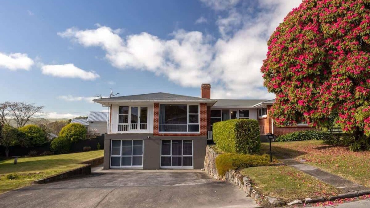 Springfield House | All Seasons Escape | Great Hilltop Location