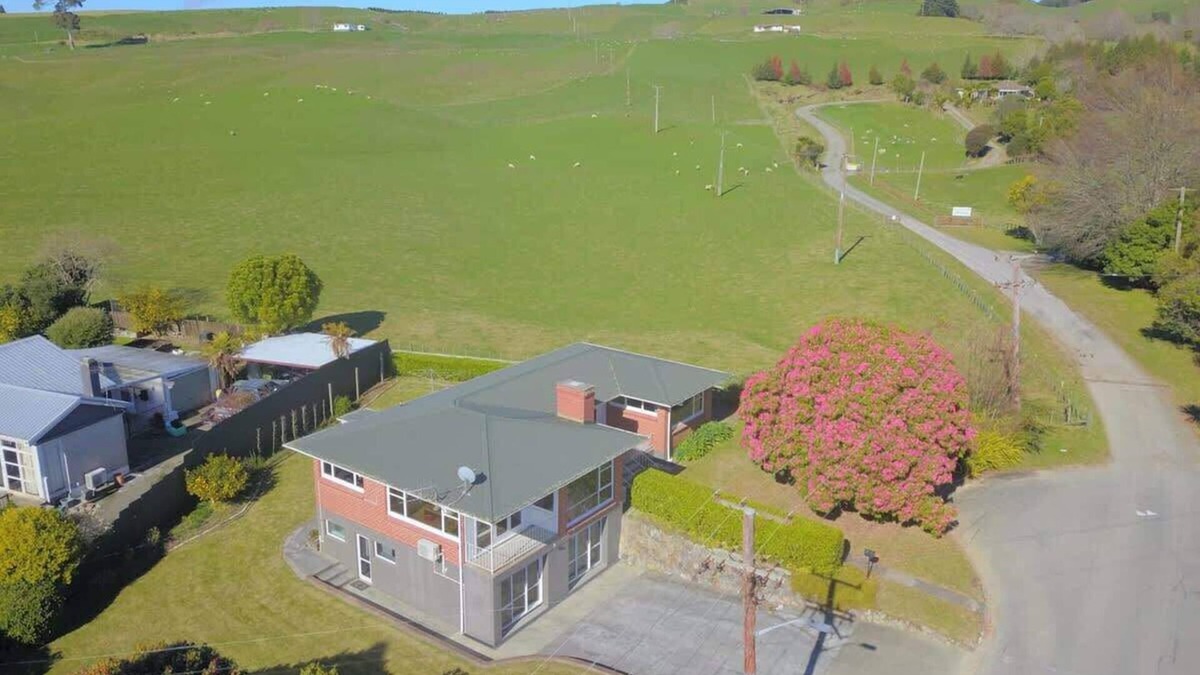 Springfield House | All Seasons Escape - Hilltop, Sleeps 10, Bikes