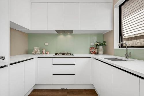Flat Bush House | Alluvial New Build - Huge Backyard & Deck, 6 Baths