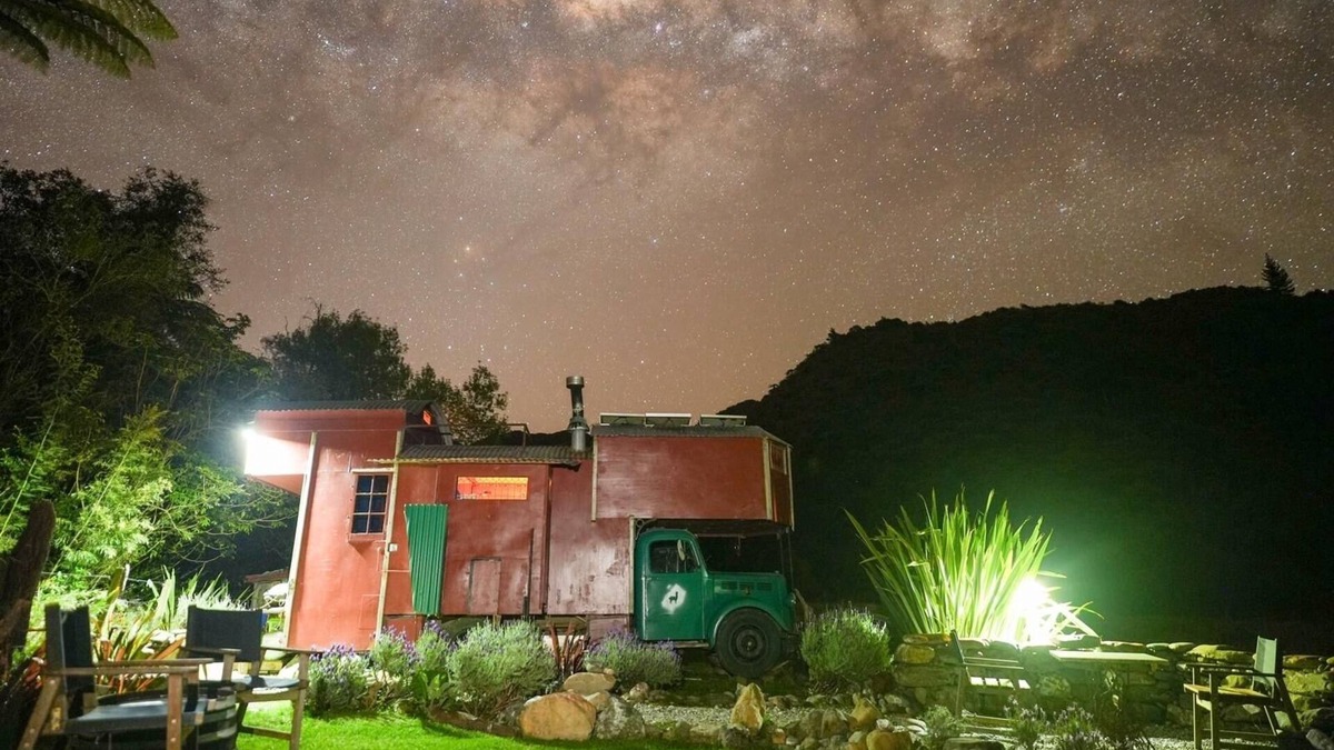 Upper Takaka House | Alpacas Off Grid - House Truck (Spacious/Boutique)