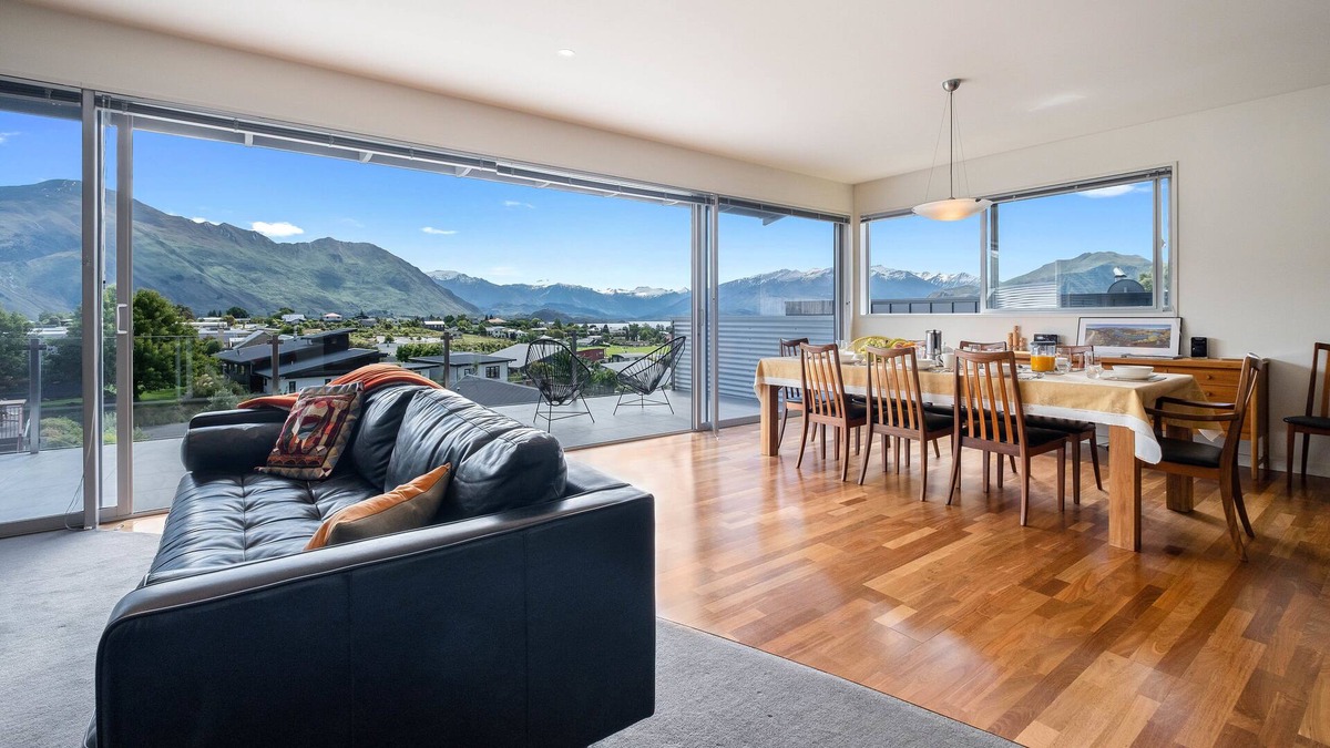 Wanaka Cottage | ALPINE ATTITUDE - WANAKA HOLIDAY HOME, family friendly in Wanaka