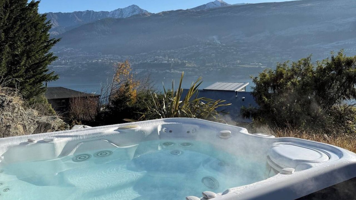 Kelvin Heights Apartment | Alpine Escape | Spa Views 2 eMTBs
