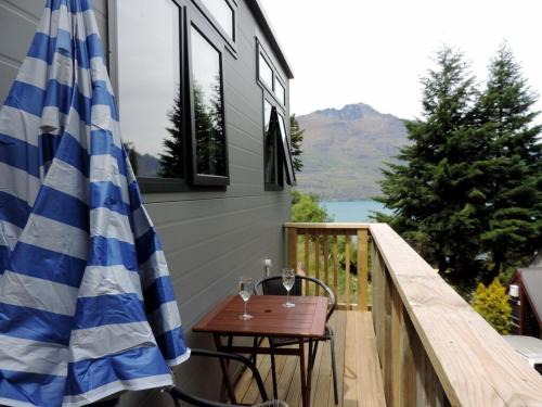 Sunshine Bay Apartment | Alpine Hideout - Tiny home with magic views
