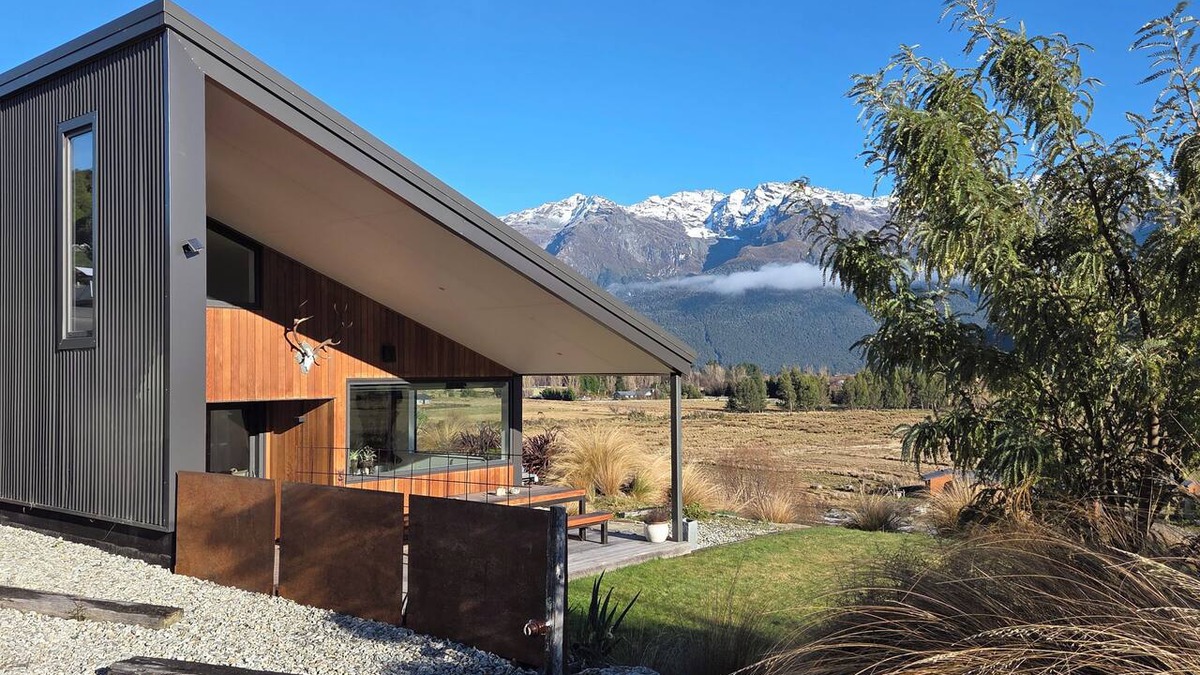 Glenorchy House | Alpine Home Escape | Hot Tub & Mountain Views | Glenorchy