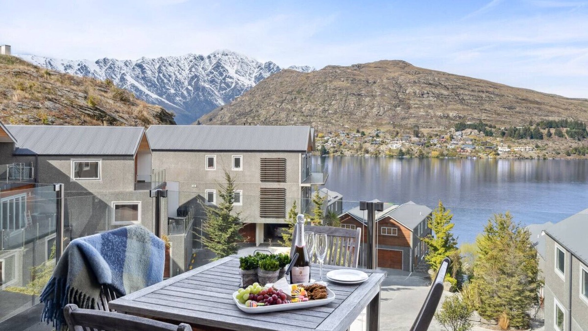 Queenstown Apartment | Alpine Serenity | Stunning lake and mountain views