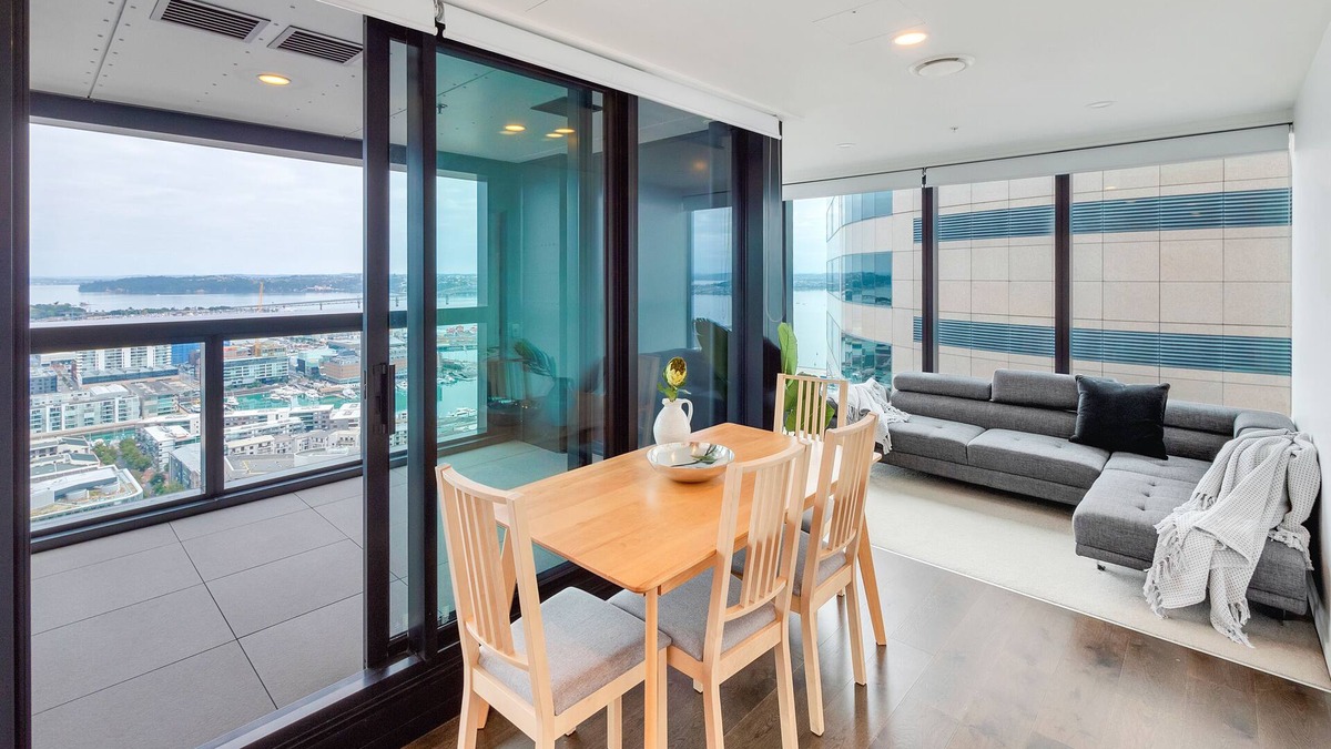 Auckland Central Business District Apartment | Amazing Harbour, Skytower & Rangitoto Views