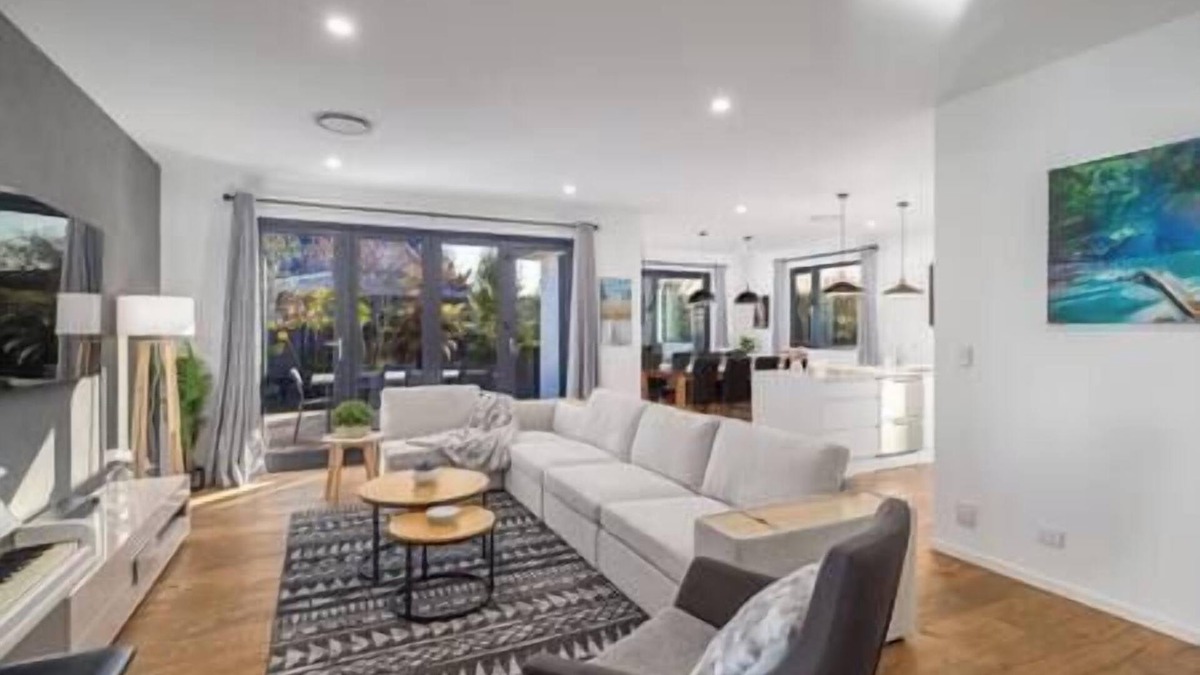 Christchurch House | Amazing New Modern House w/Parking, 5min from CBD, Sleeps 11, Large Modern house w/parking, 5 min dr