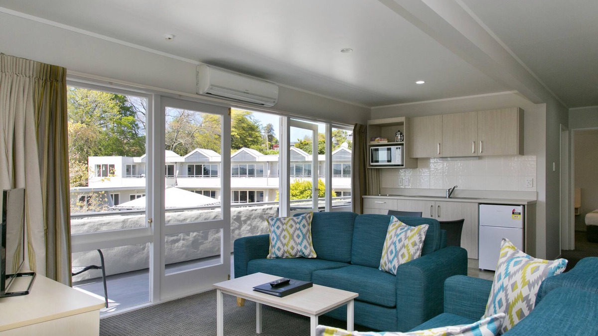 Two Mile Bay Hotel | Anchorage Resort Taupo
