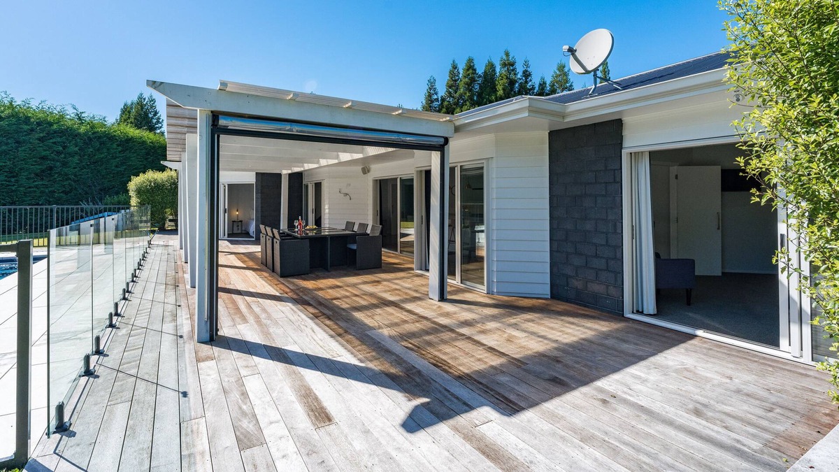 Acacia Bay House | And Relax with pool and wifi