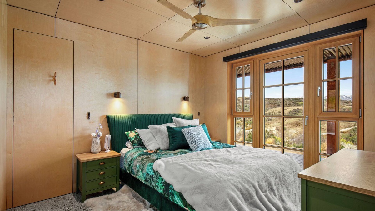 Saint Bathans Cabin | Architect-Designed Private Alpine Timber Lodge