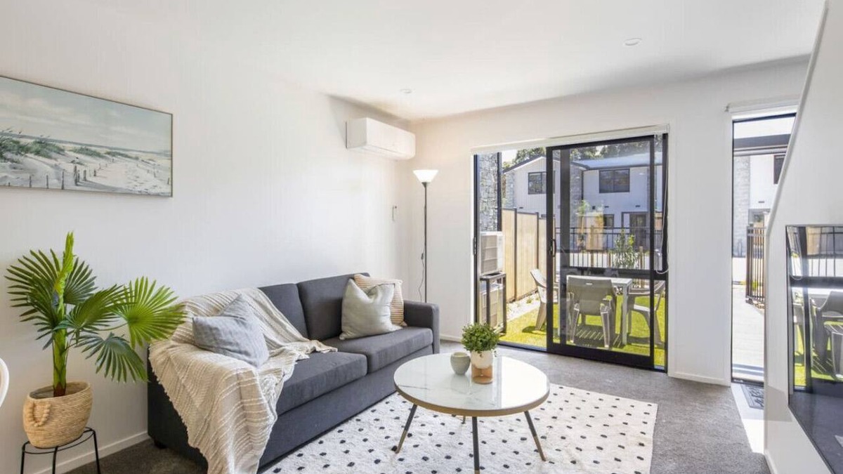 Lower Hutt House | Ariki Vista: Chic Retreat in Low
