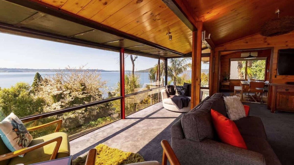Kawaha Point House | Aroha - Lake Views, Spa Pool & Annexe, Sleeps 12