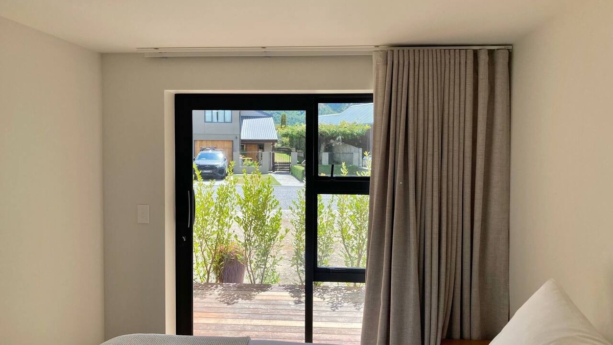 Arrowtown Apartment | Arrowtown Getaway, one bedroom unit, close to trails & local attractions