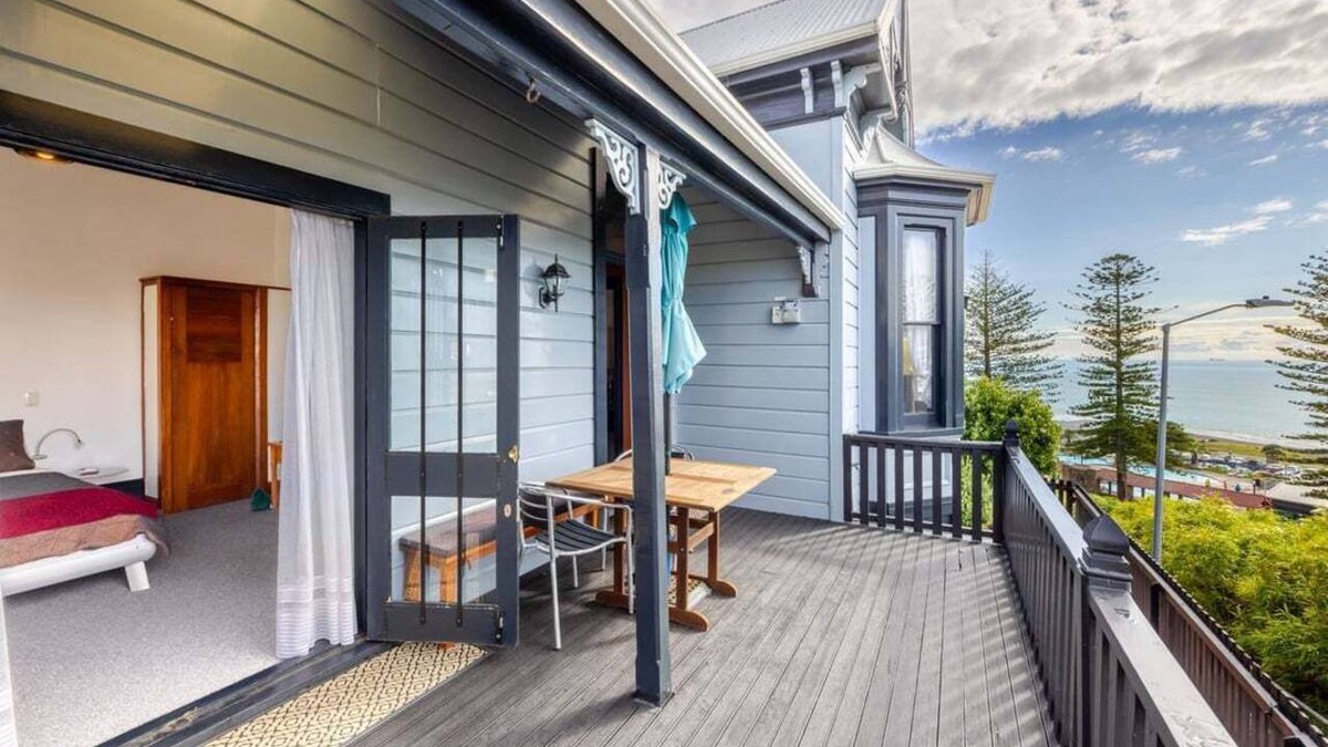 Bluff Hill House | Art Deco Seaview Retreat