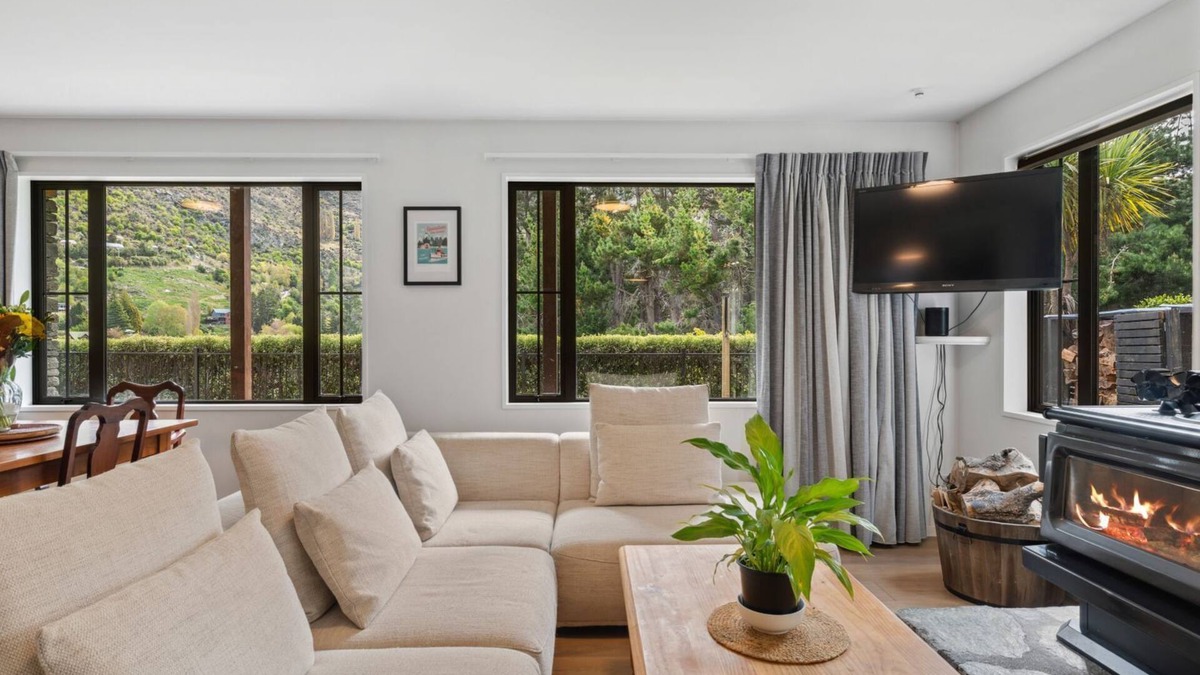 Arthur's Point House | Arthurs Cottage Seasonal Holiday Home