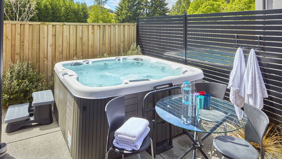 Arthur's Point House | Arthur’s Point Retreat with Hot Tub