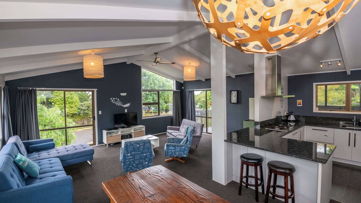 Lynmore House | As You Do - Spa Pool, Walk to Redwoods, Pets OK