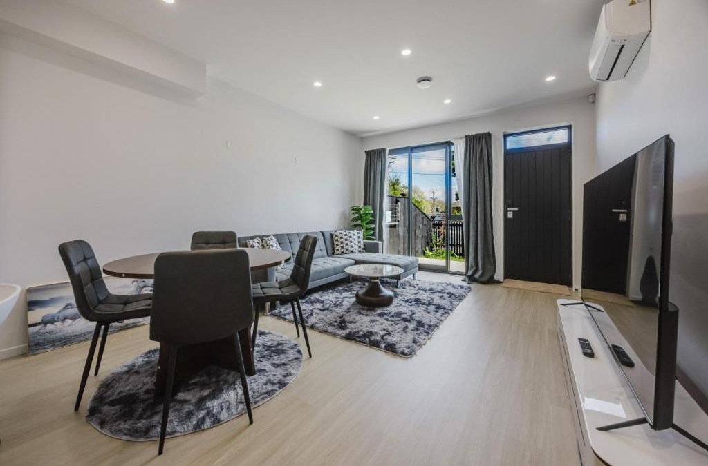 Auckland House | Auckland Airport Retreat