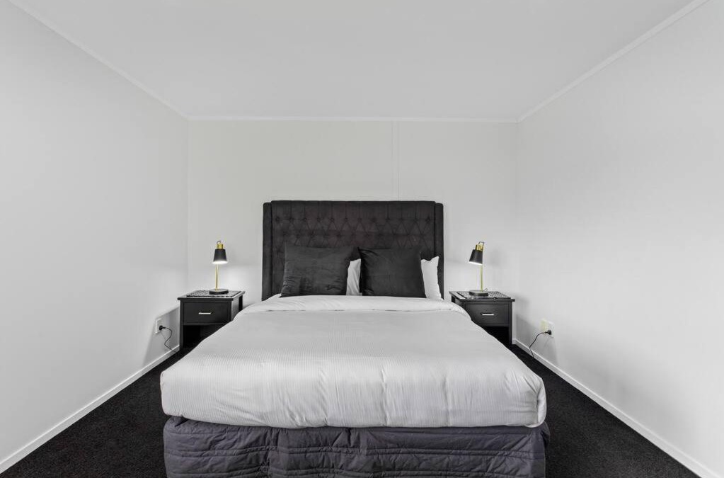 Manukau City Apartment | Awesome Designer 3BR Apt in the Heart of Manukau