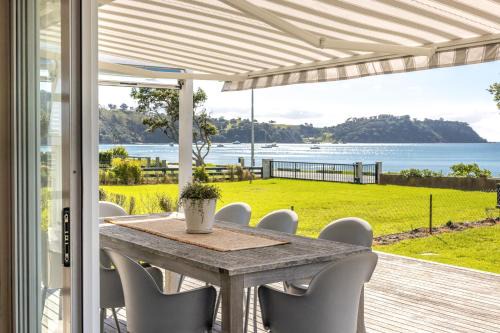 Onetangi House | Bach on the Beach - Coast & Country
