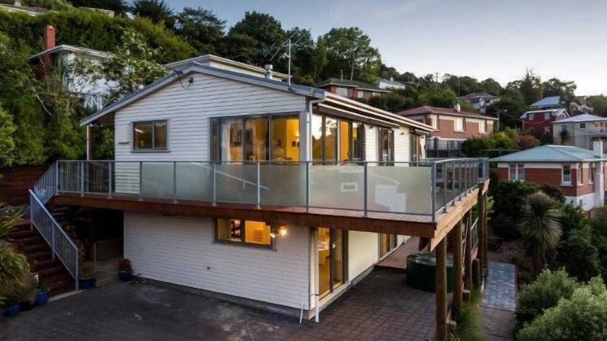 Dunedin House | Baldwin Street BNB