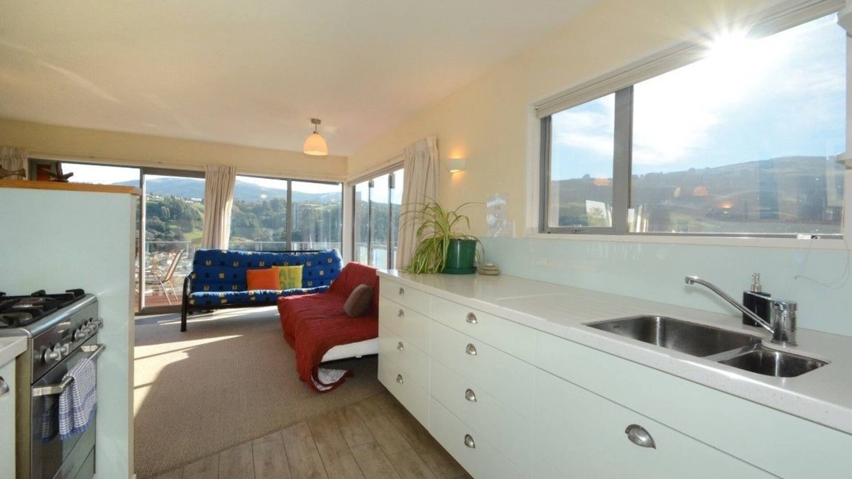 Dunedin House | Baldwin Street BNB