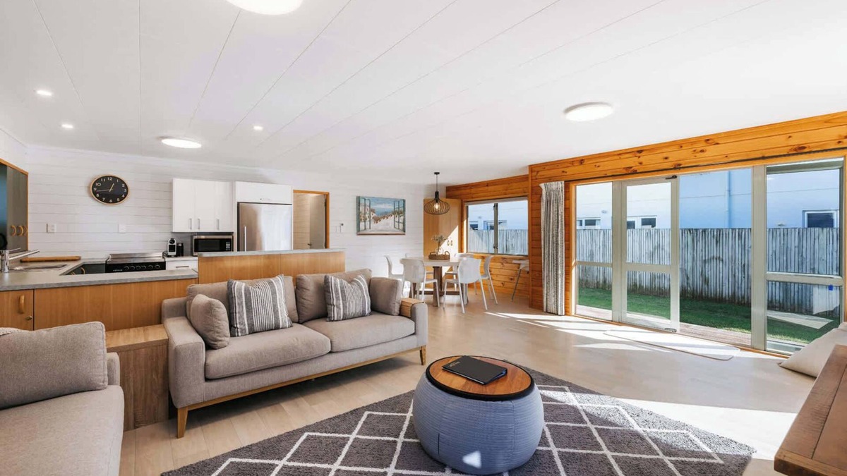 Mount Maunganui House | Barefoot Bach 3BR Spa by Five Star Focused
