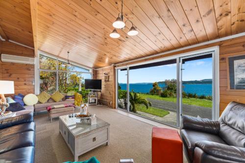 Wharewaka House | Barne the Bentley - Taupo Holiday Home