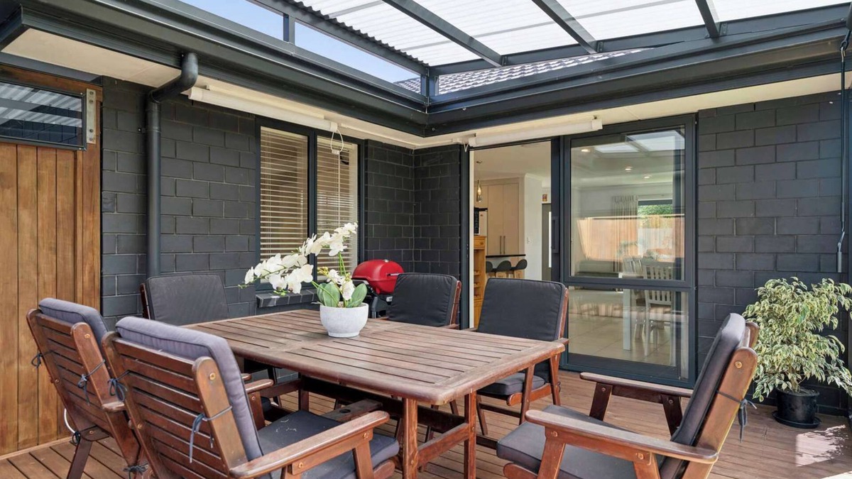 Rotorua House | Basil Inn - Covered Deck & BBQ, Sleeps 6