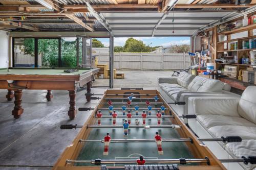 One Tree Point House | Beach 100m walk Hot Tub Water sports Games room