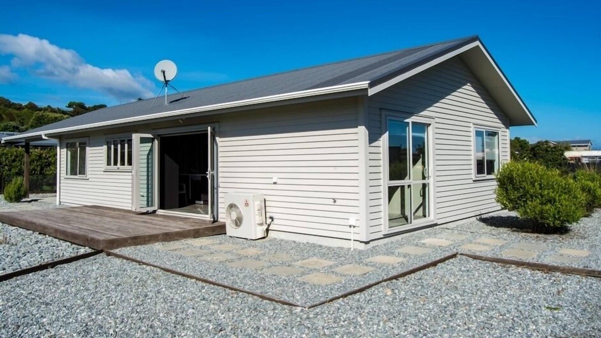 Hokitika House | Beach & Glow Worm Getaway - 2 minutes walk to beach and glow worms