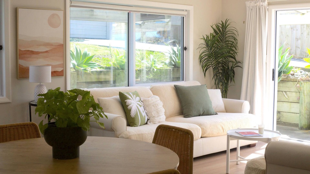 Gisborne Apartment | Beach Guest House - directly across the road from Wainui beach