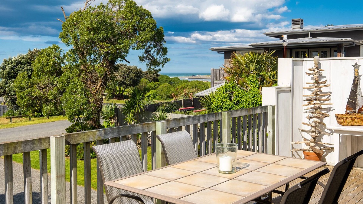 Te Awanga House | Beach House - pet Friendly - Ample Room for 2 Families - min 15 Night Stay