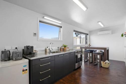 Fitzroy Apartment | Beach Studio - coastal escape near Fitzroy Beach