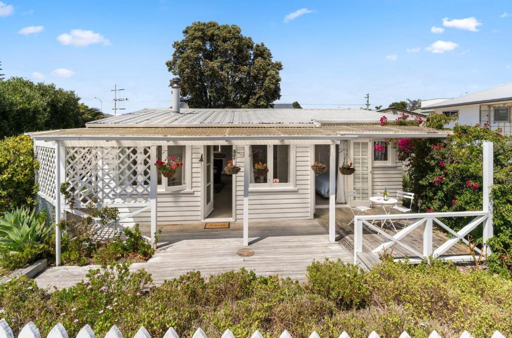 Papamoa Beach House | Beachcomber Bungalow - Papamoa Beach Holiday Home