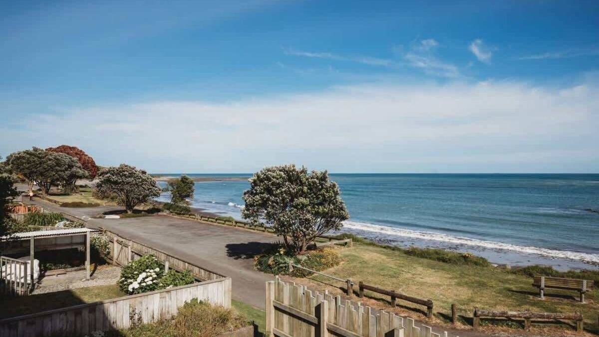 Bell Block Apartment | Beachfront Apartment with Stunning Views