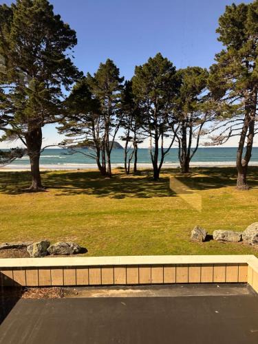 Kapiti Island House | Beachfront Bliss in Pauanui 6 bedroom