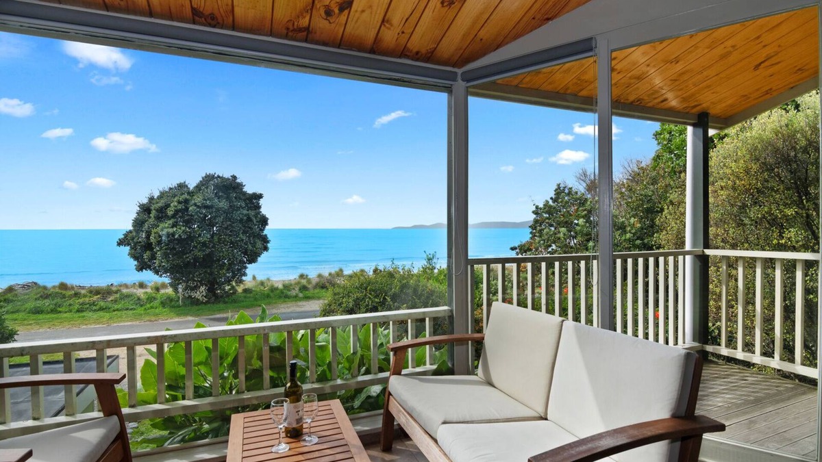 Collingwood House | Beachfront home-dogs allowed