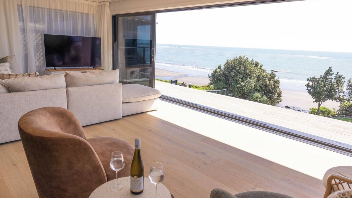 Bell Block House | Beachfront Luxury Retreat & Sauna with Sea Views