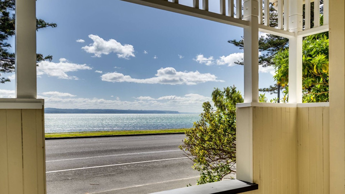 Bluff Hill House | Beachfront Pearl - Napier Holiday Home