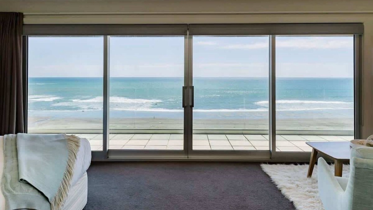 Oakura House | Beachfront Retreat with Sea Views