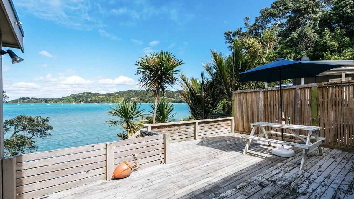 Oneroa Cottage | Beachfront Seclusion - Blackpool Holiday Home